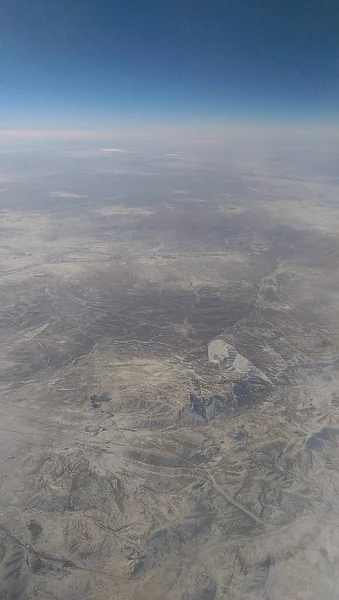 从头顶飞过的飞机上俯瞰西伯利亚风景 — 图库照片