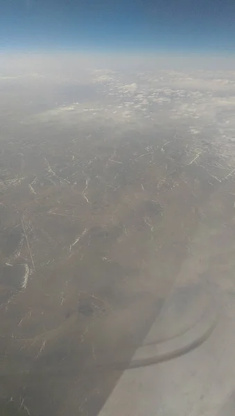 頭上を通過する飛行機から見たシベリアの風景 — ストック写真
