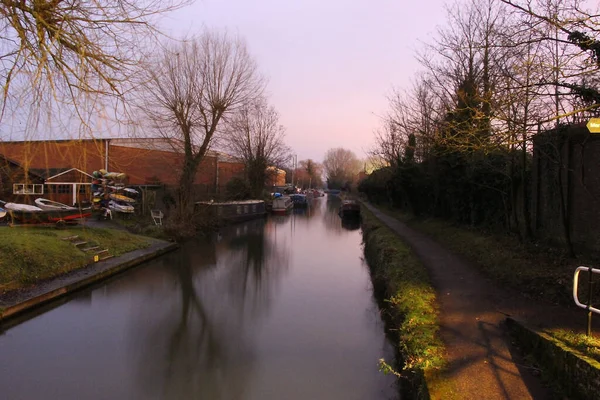 Hertford 'daki Lea nehri boyunca geziniyorum.