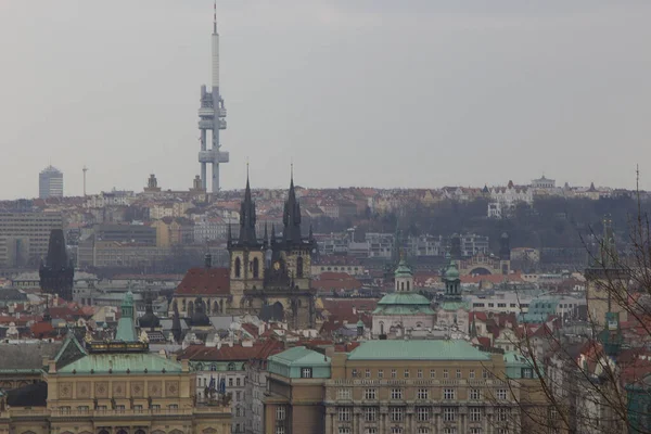 Prag Ufuk Çizgisine Sokaklarına Bakarak Dolaşmak — Stok fotoğraf