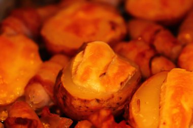 Mutfak masasında nefis pişmiş yemekler.