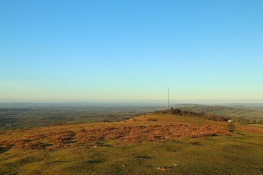 Burada kış güneşinin altında güneşlenen tepeler ve vadiler