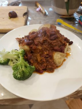 Mutfak masasında nefis pişmiş yemekler.