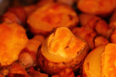 Mutfak masasında nefis pişmiş yemekler.