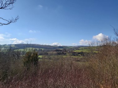 Burada kış güneşinin altında güneşlenen tepeler ve vadiler