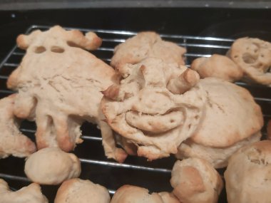 Mutfak masasında nefis pişmiş yemekler.