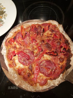 Mutfak masasında nefis pişmiş yemekler.