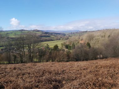 Burada kış güneşinin altında güneşlenen tepeler ve vadiler
