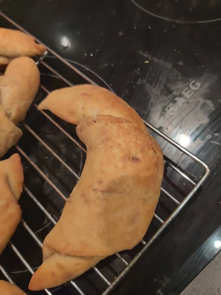 Lezzetli ev yemekleri tezgahın üstünde duruyor.