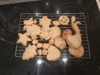 Mutfak masasında nefis pişmiş yemekler.