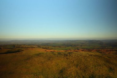 Burada kış güneşinin altında güneşlenen tepeler ve vadiler