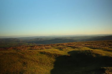 Burada kış güneşinin altında güneşlenen tepeler ve vadiler