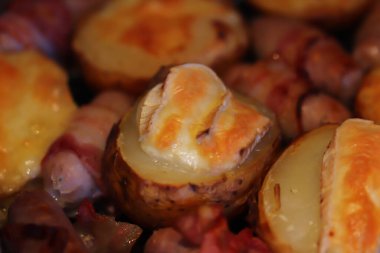 Mutfak masasında nefis pişmiş yemekler.