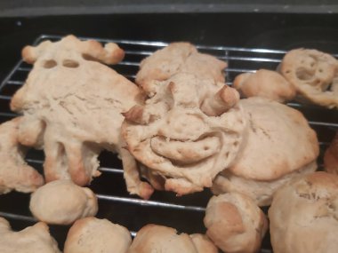 Mutfak masasında nefis pişmiş yemekler.