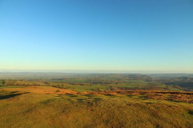 Burada kış güneşinin altında güneşlenen tepeler ve vadiler