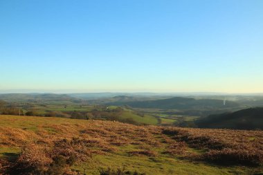 Burada kış güneşinin altında güneşlenen tepeler ve vadiler