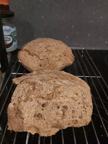 Mutfak masasında nefis pişmiş yemekler.