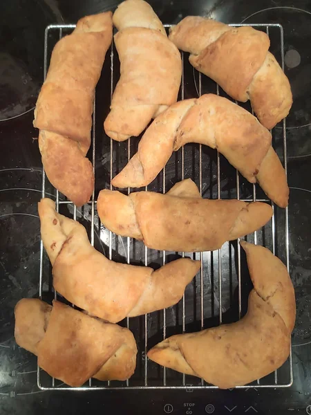 Lezzetli ev yemekleri tezgahın üstünde duruyor.