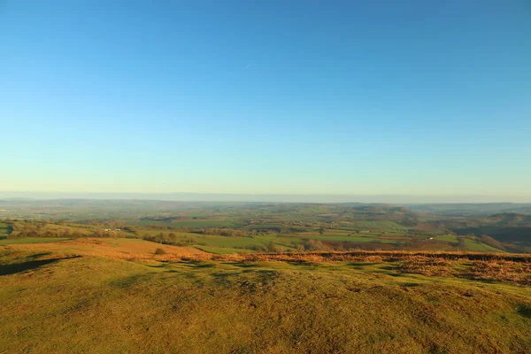 Burada kış güneşinin altında güneşlenen tepeler ve vadiler