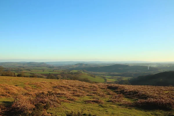Burada kış güneşinin altında güneşlenen tepeler ve vadiler