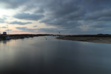 Denizin yanındaki kuyuda gün batımı.