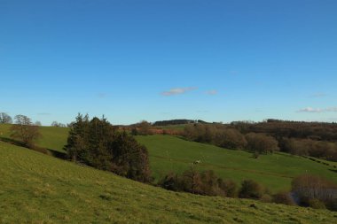 Burada kış güneşinin altında güneşlenen tepeler ve vadiler