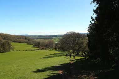 Burada kış güneşinin altında güneşlenen tepeler ve vadiler