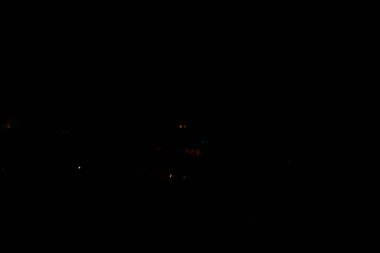 Geceleri Purbeck Adası 'ndaki Studland Körfezi' nde siluetler ve ışıklar.