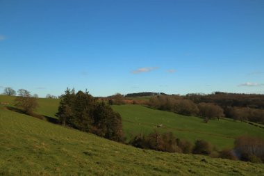 Burada kış güneşinin altında güneşlenen tepeler ve vadiler