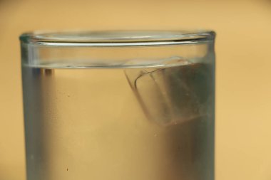 Yiyecek ve içecekler Purbeck Adası 'ndaki Studland Körfezi' nde bir kafede servis ediliyor.