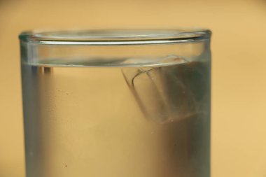 Yiyecek ve içecekler Purbeck Adası 'ndaki Studland Körfezi' nde bir kafede servis ediliyor.