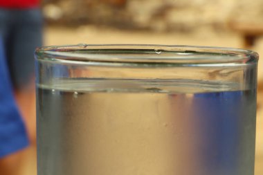 Yiyecek ve içecekler Purbeck Adası 'ndaki Studland Körfezi' nde bir kafede servis ediliyor.