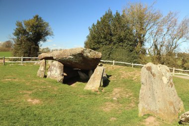 Burada kış güneşinin altında güneşlenen tepeler ve vadiler