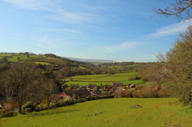 Burada kış güneşinin altında güneşlenen tepeler ve vadiler