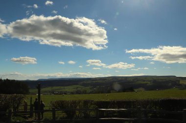 Burada kış güneşinin altında güneşlenen tepeler ve vadiler