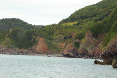 Dalgalar Kuzey Devon sahiline çarpıyor.