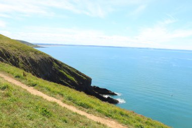 Dalgalar Kuzey Devon sahiline çarpıyor.