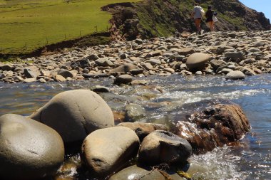 Dalgalar Kuzey Devon sahiline çarpıyor.