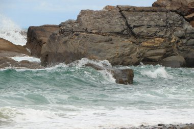 Dalgalar Kuzey Devon sahiline çarpıyor.