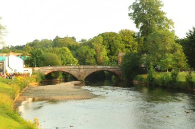 Muhteşem bir yaz gününde Appleby-in-Westmoreland 'de akan Cennet Nehri.