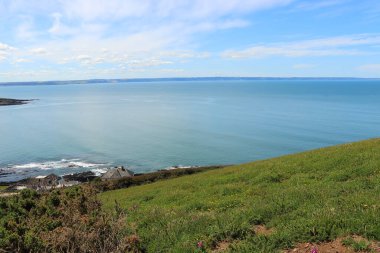 Dalgalar Kuzey Devon sahiline çarpıyor.