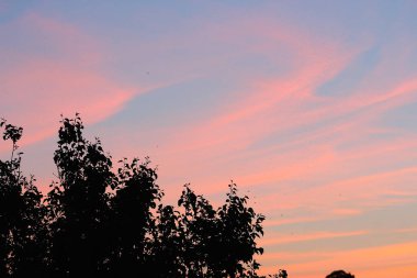 İngiltere 'nin güneyindeki Hertfordshire semalarında gün batımı