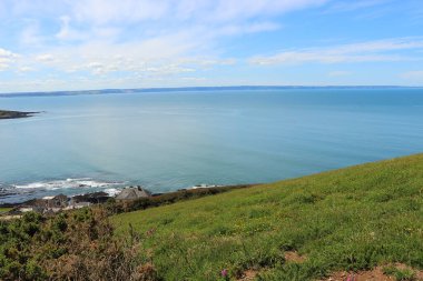 Dalgalar Kuzey Devon sahiline çarpıyor.