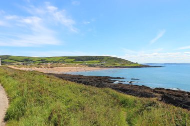 Dalgalar Kuzey Devon sahiline çarpıyor.