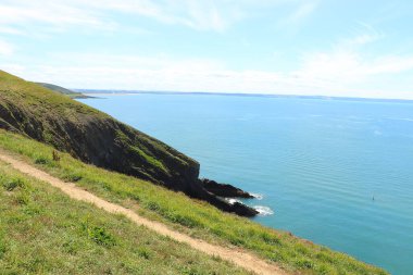 Dalgalar Kuzey Devon sahiline çarpıyor.