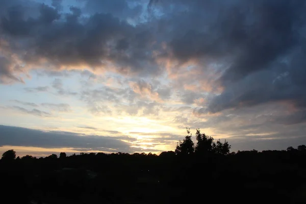イングランド南部のハートフォードシャーの空に沈む夕日 — ストック写真
