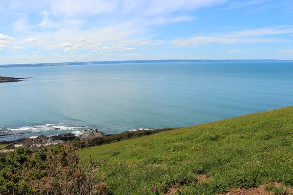 Dalgalar Kuzey Devon sahiline çarpıyor.