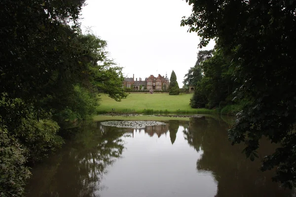 Hampshire, Hook yakınlarındaki Tilney Hall 'da öğle yemeğinin tadını çıkarıyorum.