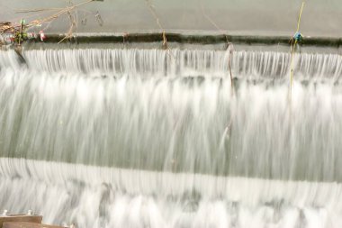 Şanlı gökyüzünün altında Lea nehrinde suyla doğdu.