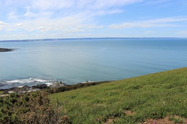 Dalgalar Kuzey Devon sahiline çarpıyor.